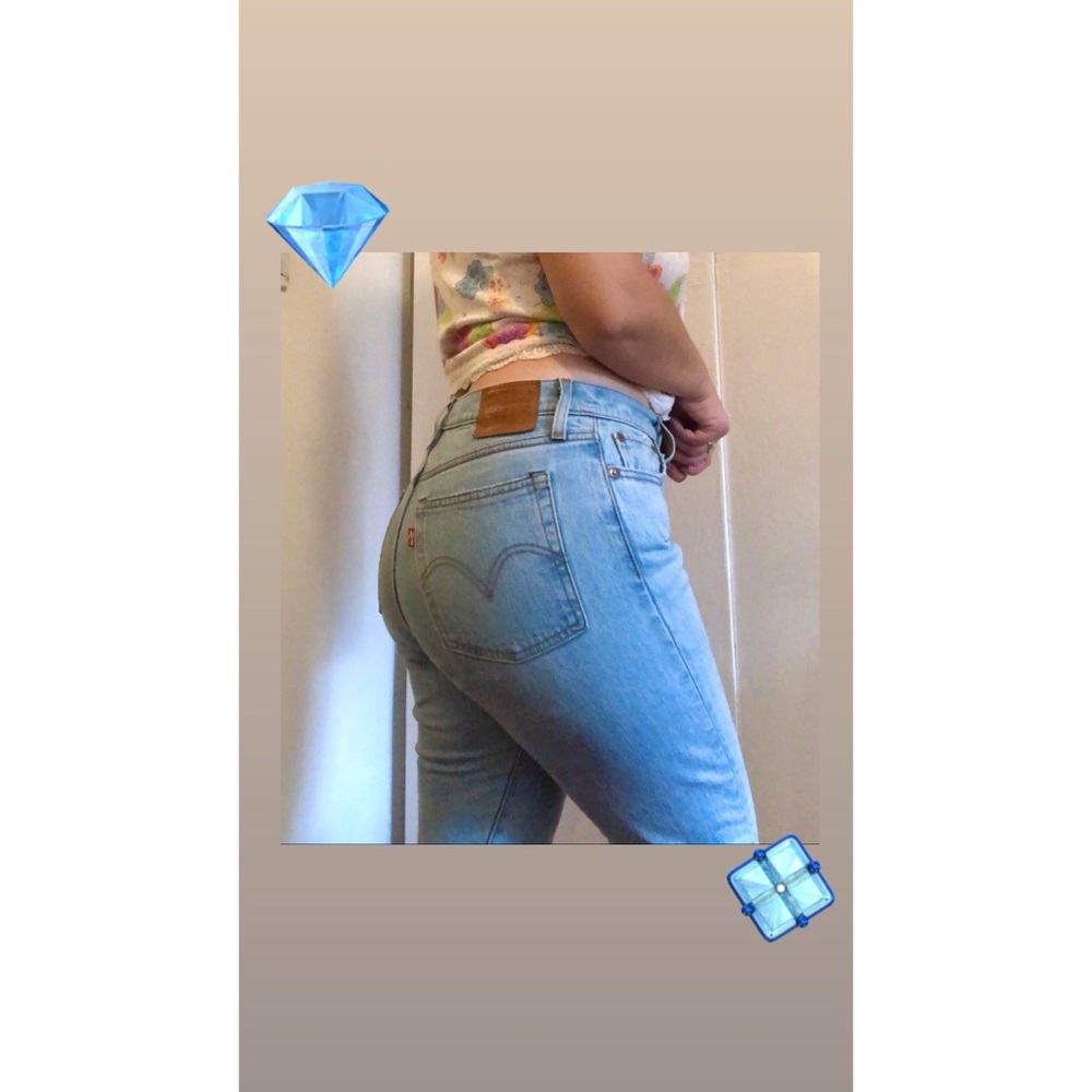 Levi’s wedgie straight light wash jeans